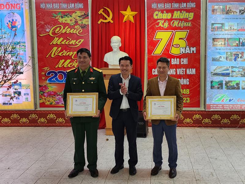 Ban tổ chức trao giấy khen cho các đơn vị tại Hội Báo Xuân.