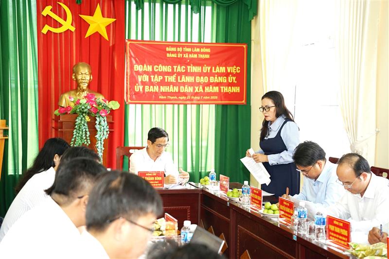 Đồng chí Tô Thị Xuân Thủy - Bí thư Đảng ủy xã Hàm Thạnh báo cáo tình hình hoạt động của địa phương