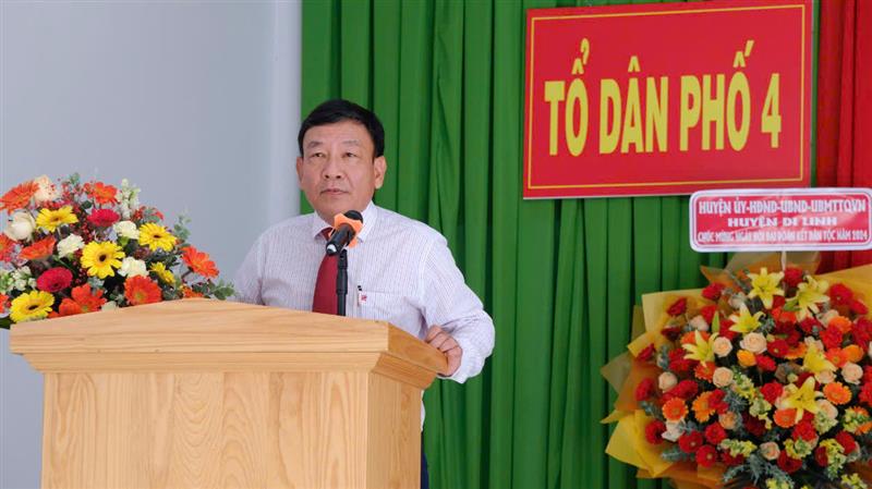 Đồng chí Bùi Thắng - Uỷ viên Ban Thường vụ, Trưởng Ban Tuyên giáo Tỉnh uỷ bày tỏ vui mừng trước những thành tựu phát triển của tổ dân phố 4, thị trấn Di Linh