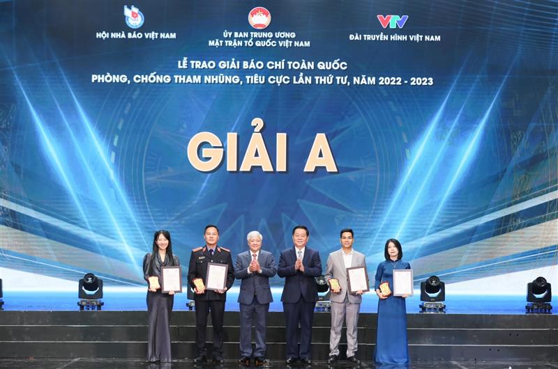 Đồng chí Nguyễn Trọng Nghĩa – Bí thư Trung ương Đảng, Trưởng Ban Tuyên giáo Trung ương và đồng chí Đỗ Văn Chiến, Bí thư Trung ương Đảng, Chủ tịch Ủy ban Trung ương MTTQ Việt Nam trao giải A cho các tác giải, nhóm tác giả.