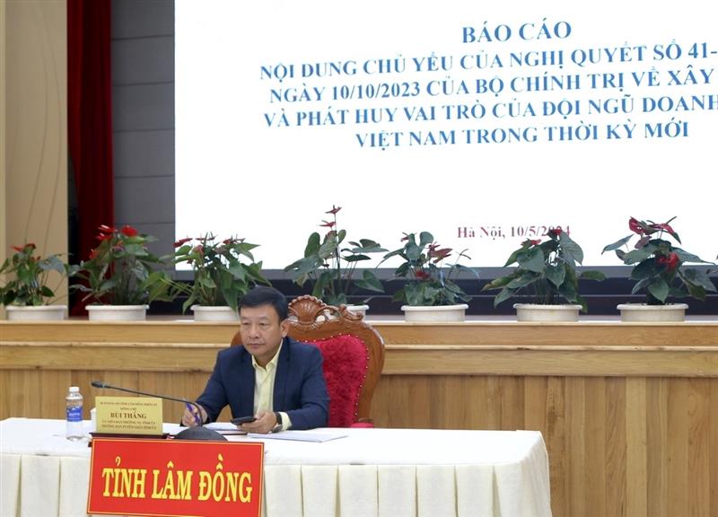 Đồng chí Bùi Thắng - Ủy viên Ban Thường vụ, Trưởng Ban Tuyên giáo Tỉnh ủy chủ trì hội nghị tại Hội trường Tỉnh ủy.