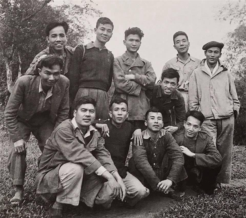  Các văn nghệ sĩ cách mạng tiêu biểu trong kháng chiến chống Pháp. Từ phải qua trái: Tô Hoài, Nguyễn Huy Tưởng, Hoàng Trung Thông, Chế Lan Viên, Nguyễn Xuân Sanh, Học Phi, Nguyễn Đỗ Cung (hàng trên); Nam Cao, Nguyên Hồng, Kim Lân, Nguyễn Đình Thi (hàng dưới).Ảnh tư liệu