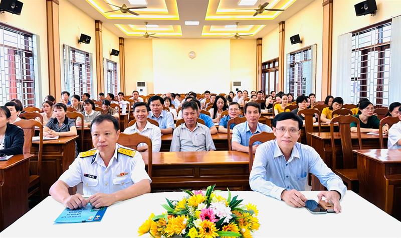 Đội ngũ giáo viên tham gia tuyên truyền.