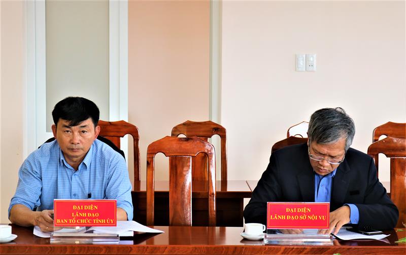 Đại diện lãnh đạo Ban Tổ chức Tỉnh ủy, Sở Nội vụ