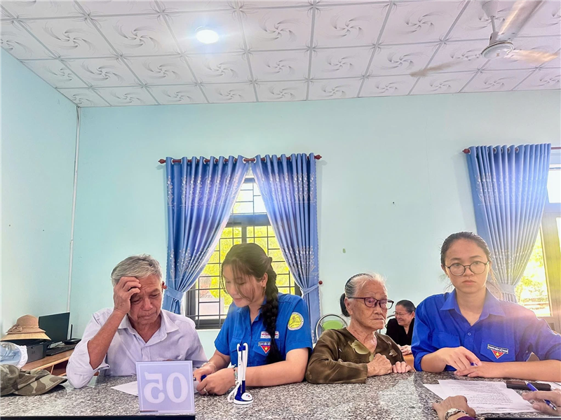 Đoàn viên, thanh niên hỗ trợ người dân tham gia dịch vụ công trực tuyến