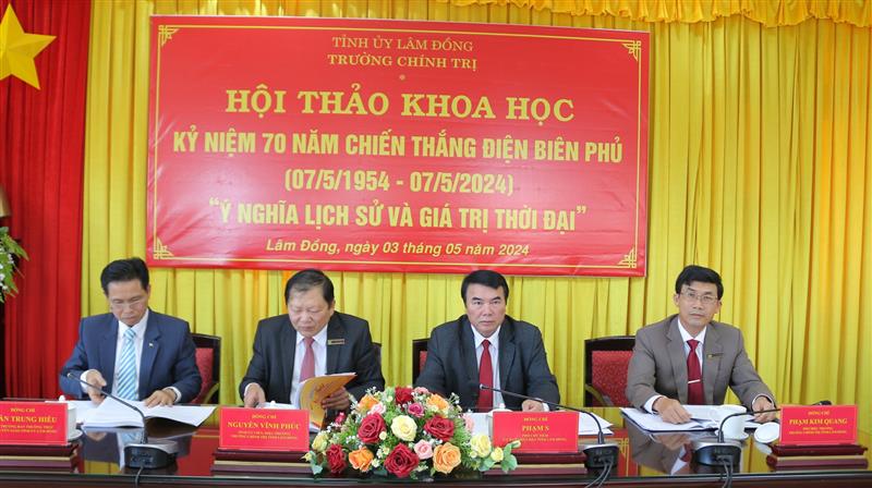 Các đồng chí chủ trì hội thảo.
