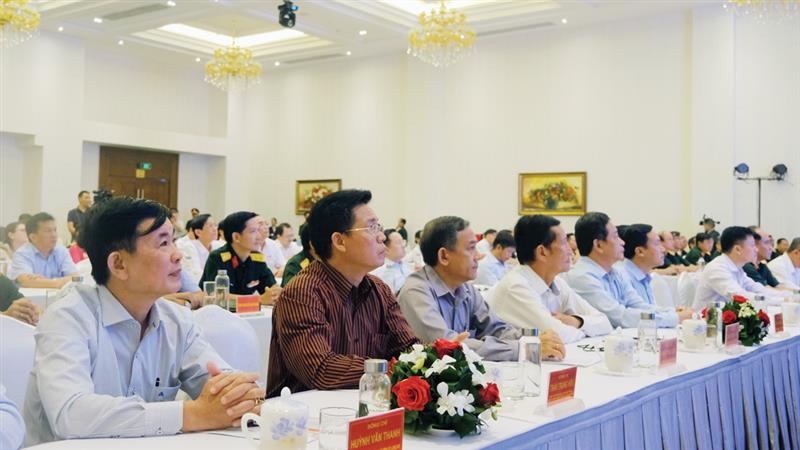 Các đại biểu tham dự Hội nghị gặp mặt các cơ quan tuyên giáo, báo chí do Quân khu 7 tổ chức.