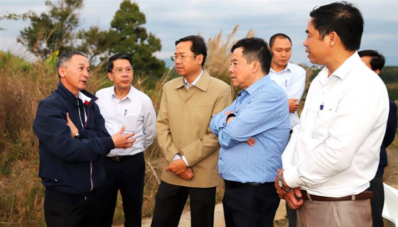 Việc những người đứng đầu cấp ủy, chính quyền Lâm Đồng luôn sâu sát cơ sở, lắng nghe và kịp thời chỉ đạo giải quyết công việc đã lan tỏa tinh thần, trách nhiệm nêu gương trong toàn hệ thống chính trị tại địa phương. Trong ảnh: Chủ tịch UBND tỉnh Trần Văn Hiệp kiểm tra khu vực quy hoạch xây dựng khu nhà ở xã hội tại TP Bảo Lộc. Ảnh: Khánh Phúc.
