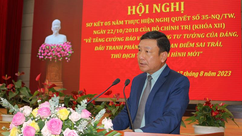 Đồng chí Bùi Thắng - Ủy viên Ban Thường vụ, Trưởng ban Tuyên giáo Tỉnh ủy, Phó Trưởng ban Thường trực Ban Chỉ đạo 35 tỉnh báo cáo đề dẫn.