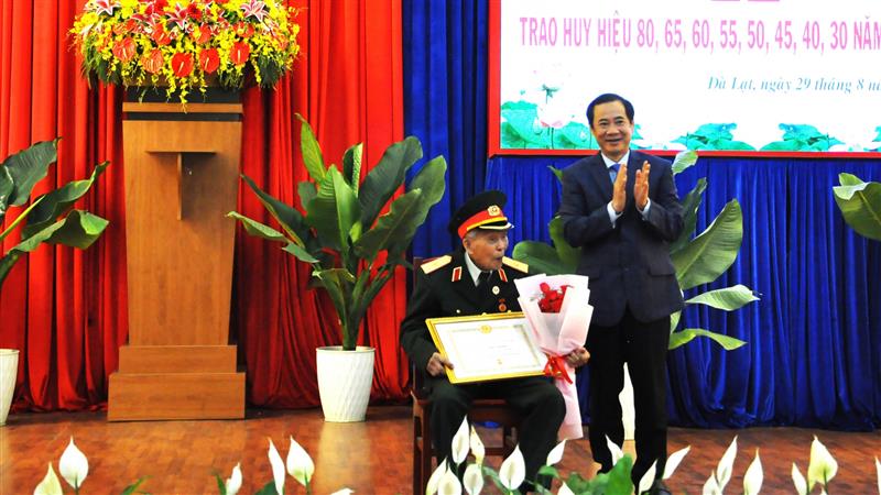 Quyền Bí thư Tỉnh ủy Lâm Đồng trao Huy hiệu Đảng 80 năm tuổi Đảng cho đảng viên Phạm Văn Kha.
