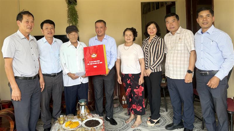 Thăm, tặng quà chiến sĩ Điện Biên Nguyễn Thanh Mai, sinh năm 1935