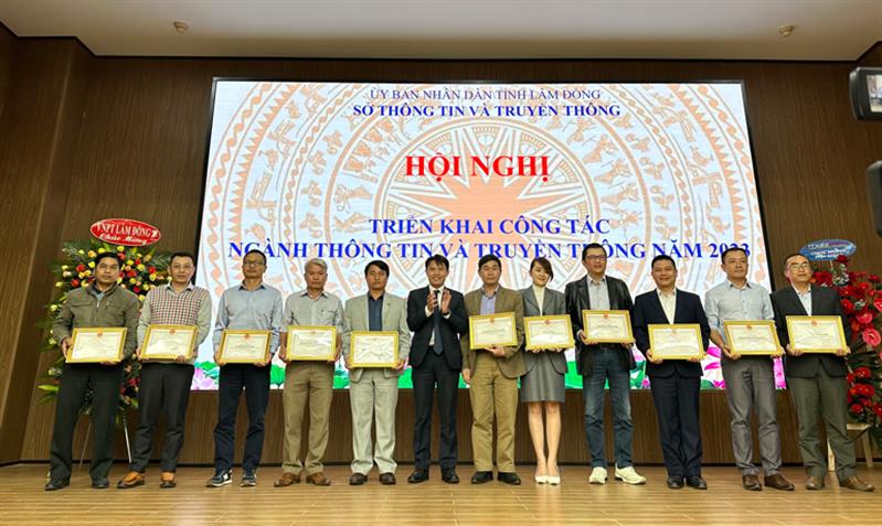 Sở Thông tin và truyền thông khen thưởng cho 12 tập thể, cơ quan có đống góp cho ngành thông tin truyền thông.