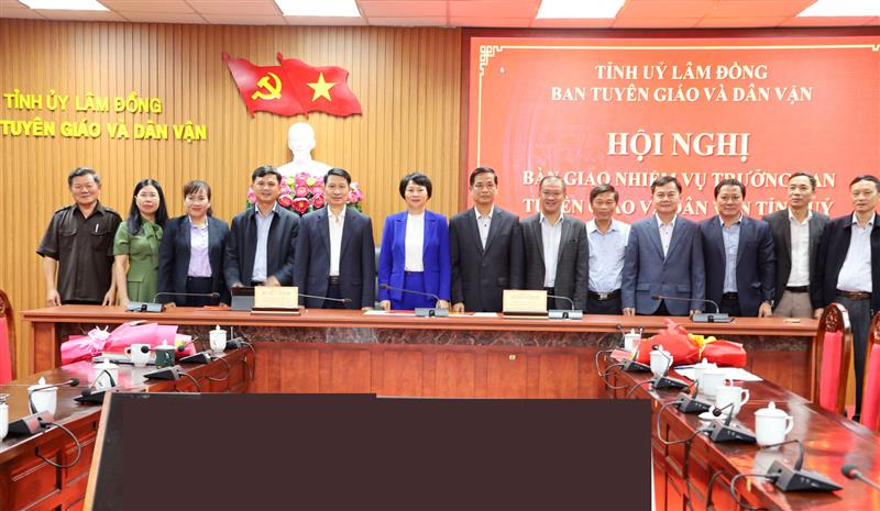 Đồng chí Võ Thanh Bình, Ủy viên Ban Thường vụ Tỉnh ủy, nguyên Trưởng Ban Tuyên giáo và Dân vận Tỉnh ủy và đồng chí Bùi Huy Thành, Ủy viên Ban Thường vụ Tỉnh ủy, Trưởng Ban Tuyên giáo và Dân vận Tỉnh ủy ký biên bản bàn giao nhiệm vụ và chụp hình lưu niệm với các đại biểu.