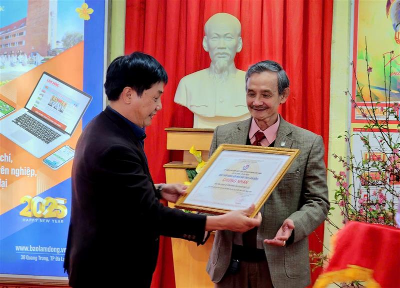 Nhà báo Lê Văn Tòa trao chứng nhận đến Nhà thư pháp Lê Văn Mưu, vì đã có nhiều đóng góp trong việc giữ gìn bản sắc văn hóa dân tộc tại các kỳ Hội Báo Xuân hàng năm
