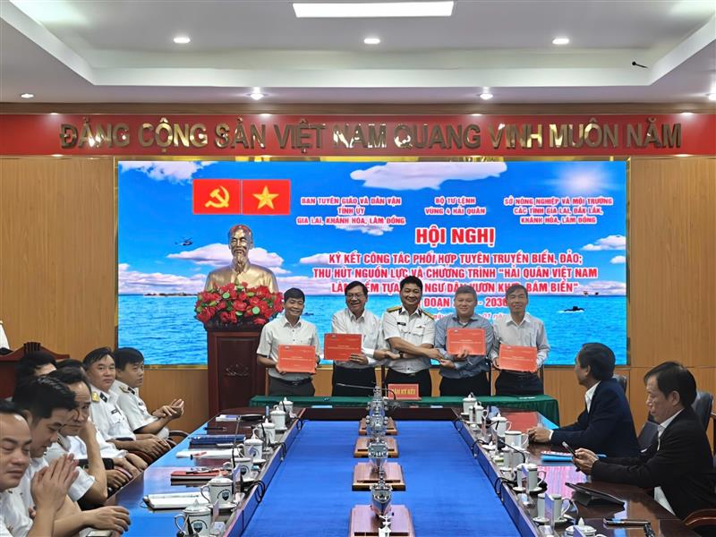 Lễ ký kết chương trinh Hải quân Việt Nam làm điểm tựa cho ngư dân vươn khơi, bám biển