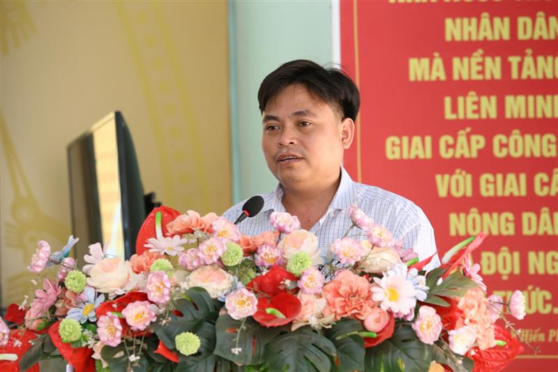 Ứng cử viên Nguyễn Quang Thái Hưng trình bày chương trình hành động tại hội nghị tiếp xúc cử tri