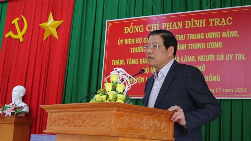 Đồng chí Phan Đình Trạc - Ủy viên Bộ Chính trị, Bí thư Trung ương Đảng, Trưởng Ban Nội chính Trung ương gửi lời chúc mừng năm mới đến Đảng bộ, Chính quyền, Nhân dân xã Đưng K’Nớ và huyện Lạc Dương.
