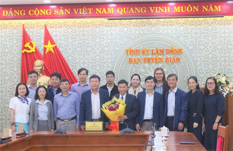 Lãnh đạo, cán bộ công chức Ban Tuyên giáo Tỉnh ủy chụp hình lưu niệm với cán bộ được Ban Thường vụ Tỉnh uỷ điều động, bổ nhiệm về Ban Tuyên giáo Tỉnh ủy.