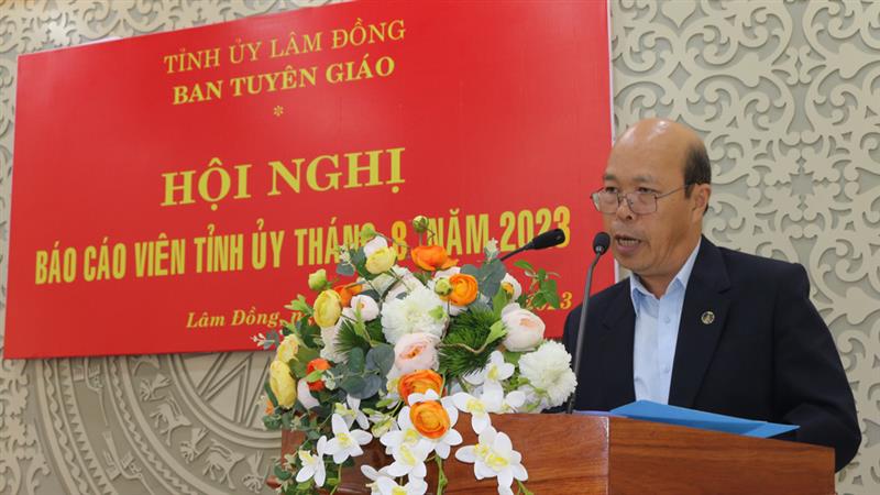Đồng chí Nguyễn Văn Bằng - Phó Giám đốc Quỹ Bảo vệ và Phát triển rừng tỉnh Lâm Đồng thông tin chuyên đề “Kết quả thực hiện chi trả dịch vụ môi trường năm 2022 của tỉnh Lâm Đồng, góp phần cải thiện sinh kế, tăng thu nhập và ổn định cuộc sống cho người dân tham gia bảo vệ rừng”.