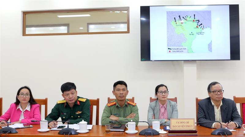 Các đồng chí báo cáo viên Tỉnh ủy tham dự hội nghị.