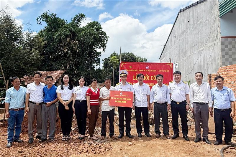 Binh đoàn 20 - Tổng Công ty Tân Cảng Sài Gòn hỗ trợ kinh phí và khởi công xây dựng nhà tình nghĩa cho gia đình ông Nông Hải Tâm