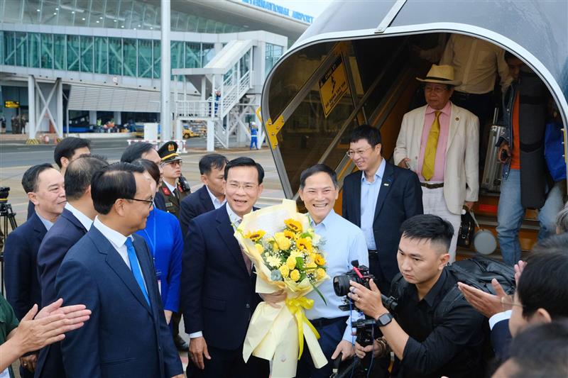 Các đồng chí: Hồ Văn Mười, Ủy viên Ban Chấp hành Trung ương Đảng, Phó Bí thư Tỉnh ủy, Chủ tịch UBND tỉnh; Đặng Hồng Sỹ, Phó Bí thư Thường trực Tỉnh ủy tặng hoa cho những hành khách đầu tiên