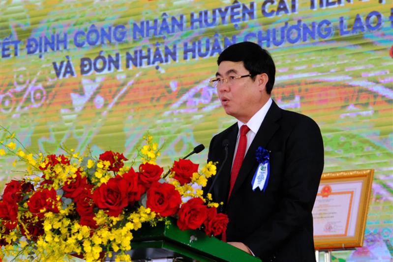 Đồng chí Trần Đình Văn - Phó Bí thư Thường trực Tỉnh ủy phát biểu chúc mừng; đồng thời đề nghị huyện Cát Tiên phát huy những kết quả đã đạt được, thực hiện hoàn thành các mục tiêu của Chương trình giai đoạn 2021 - 2025.
