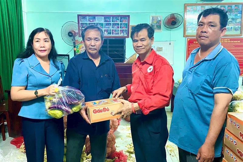 Ông Nguyễn Quang Minh, Chủ tịch Hội Chữ thập đỏ tỉnh Lâm Đồng và bà Nguyễn Thị Toàn Thắng, Bí thư xã Hàm Liêm đến thăm và tặng quà cho người dân