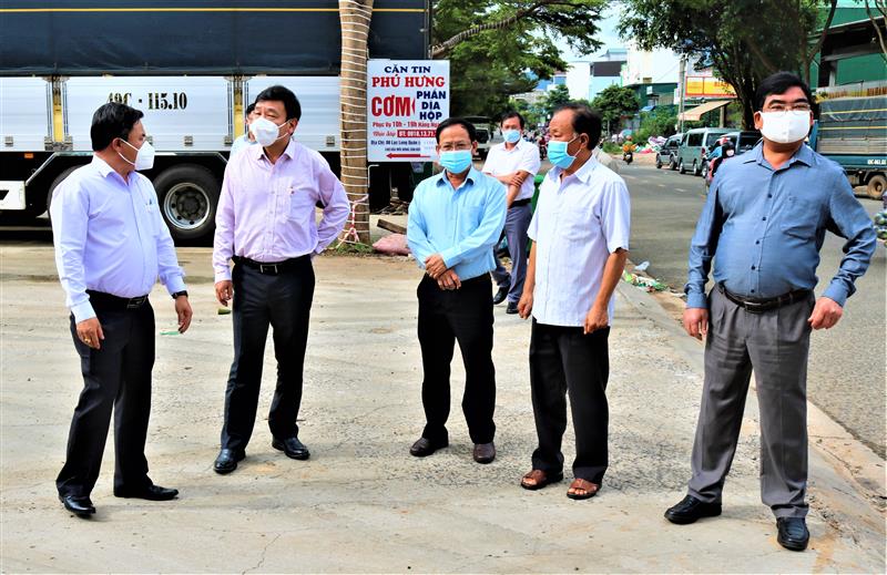 Các đồng chí lãnh đạo đang trao đổi tại chợ đầu mối huyện