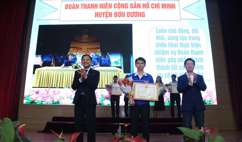 Đồng chí Trần Trung Hiếu - Phó Trưởng ban Thường trực Ban Tuyên giáo Tỉnh ủy và Bí thư Huyện ủy, Chủ tịch HĐND huyện Đơn Dương Trương Văn Tùng biểu dương các cá nhân, tập thể có thành tích xuất sắc trong học tập và và làm theo tấm gương đạo đức của Bác.