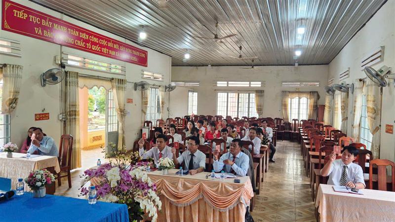 Biểu quyết giới thiệu nhân sự dự Đại hội Đảng bộ xã Hòa Ninh lần thứ I, nhiệm kỳ 2025-2030