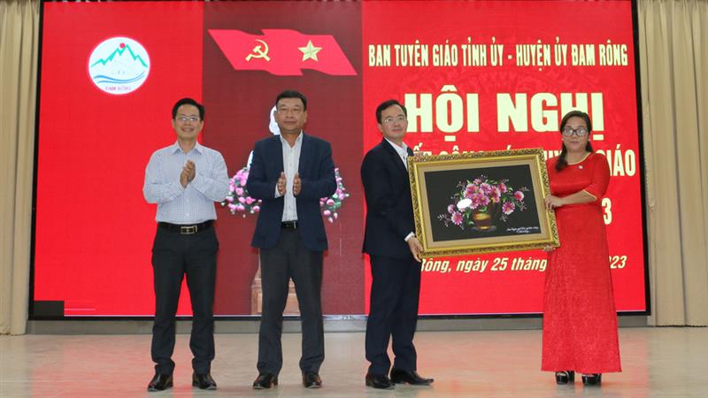 Đồng chí Bùi Thắng - Ủy viên Ban Thường vụ, Trưởng Ban Tuyên giáo Tỉnh ủy và đồng chí Trần Trung Hiếu - Phó Trưởng ban Thường trực Ban Tuyên giáo Tỉnh ủy tặng quà lưu niệm cho Thường trực Huyện ủy Đam Rông.