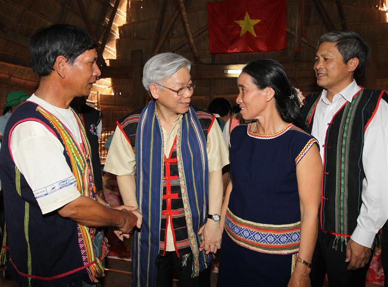 Tổng Bí thư Nguyễn Phú Trọng với đồng bào dân tộc thôn Đăk Mút, xã Đăk Mar, huyện Đăk Hà, tỉnh Kon Tum_Ảnh : TTXVN
