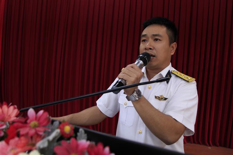 Báo cáo viên, Đại uý Nguyễn Văn Chiến - Trợ lý Tuyên huấn, Phòng Chính trị Lữ đoàn 162 thực hiện nội dung tuyên truyền