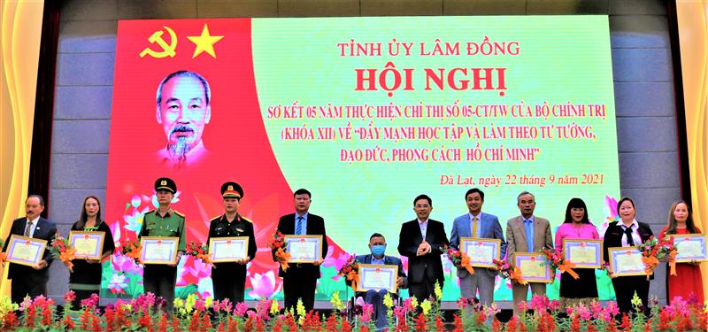 Tập thể được khen thưởng