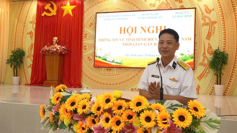 Thượng tá Phạm Khắc Thành, Trưởng ban Tuyên huấn, Phòng Chính trị Vùng 4 Hải quân truyền đạt chuyên đề