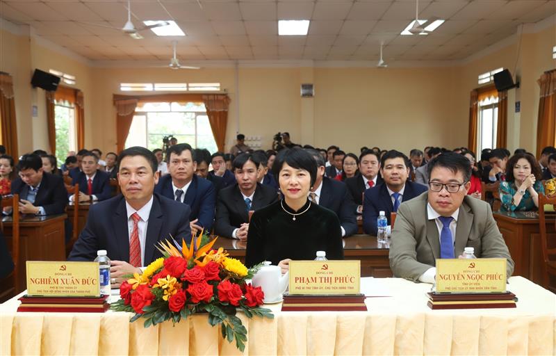 Đồng chí Phạm Thị Phúc - Phó Bí thư Thường trực Tỉnh ủy, Chủ tịch HĐND tỉnh Lâm Đồng cùng các đại biểu dự Hội nghị Công bố quyết định về công tác cán bộ của 4 phường mới tại TP Bảo Lộc
