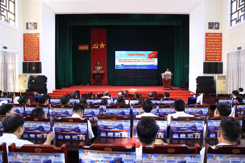 Quang cảnh buổi giao lưu, thực tế tại Lữ đoàn 162.