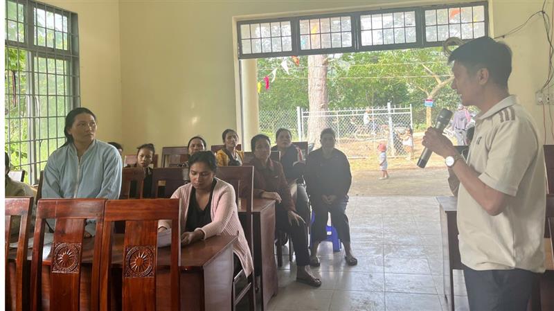 Người dân trao đổi, đặt câu hỏi và được chuyên viên giải đáp thắc mắc tại Hội nghị.
