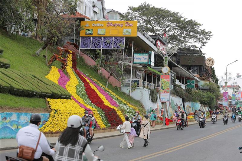Mỗi kỳ Festival Hoa Đà Lạt cũng là dịp chỉnh trang đô thị, giới thiệu cảnh quan, đất nước và văn hoá con người Đà Lạt – Lâm Đồng đến du khách. Ảnh: Chính Thành