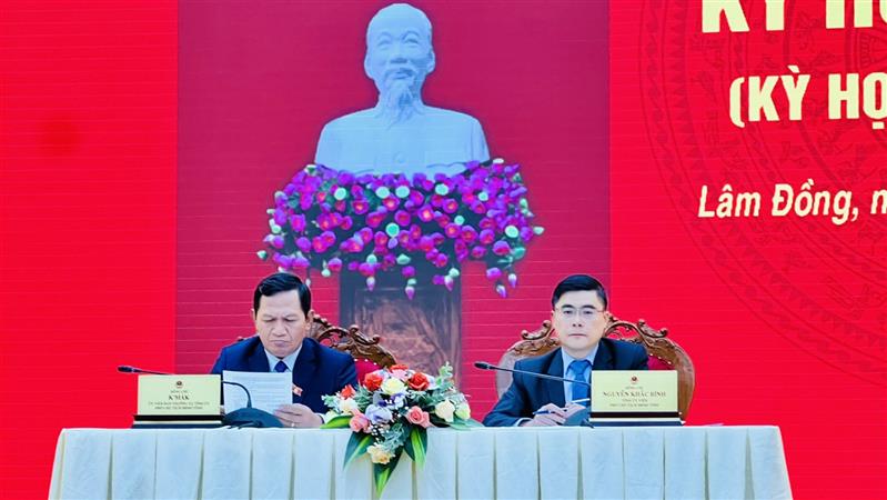 Chủ trì kỳ họp.