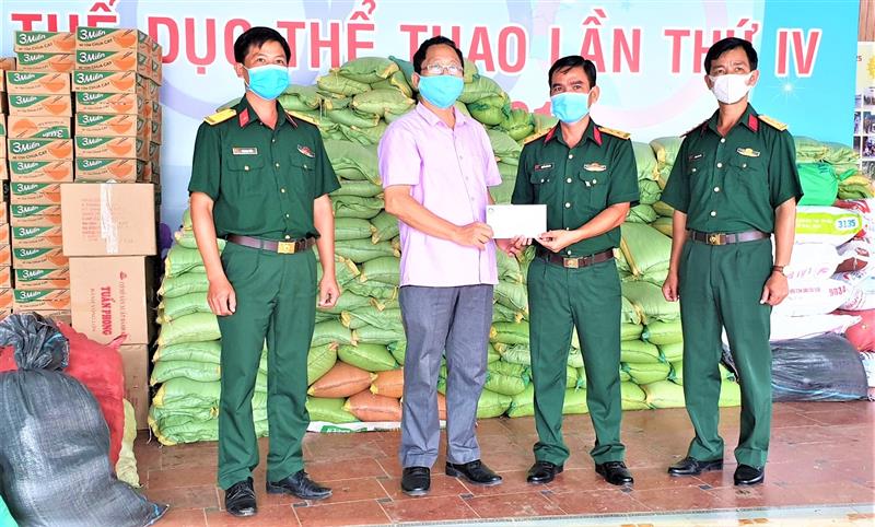 Lực lượng quân đội trao quà ủng hộ.