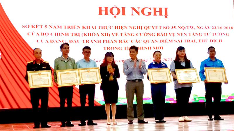 Khen thưởng các cá nhân có thành tích xuất sắc.