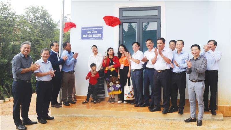 Lãnh đạo các cơ quan báo Đảng khu vực miền Trung - Tây Nguyên thực hiện nghi thức khánh thành nhà tình thương.