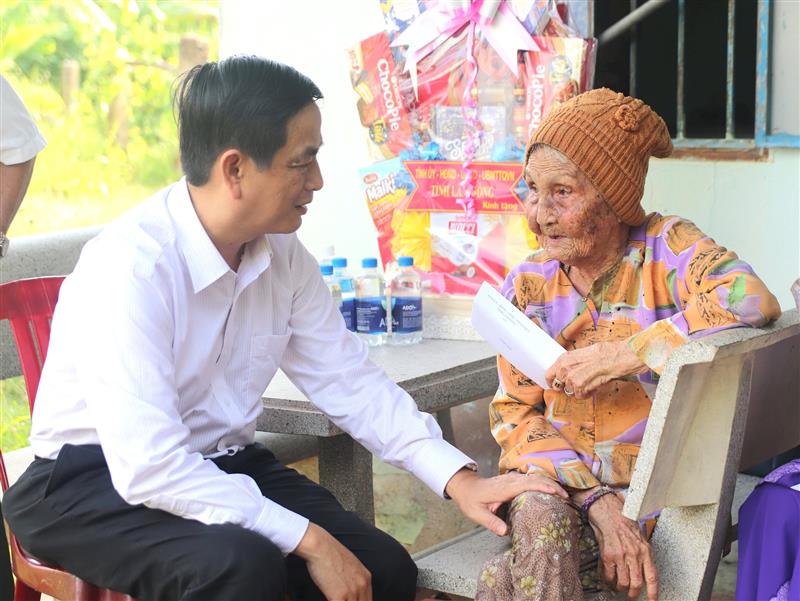 Trưởng Ban Tuyên giáo và Dân vận Tỉnh ủy Lâm Đồng thăm hỏi sức khỏe mẹ Đoàn Thị Sâm