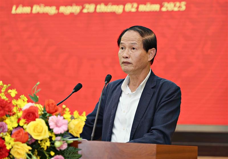 Đồng chí Nguyễn Trọng Ánh Đông - Trưởng Ban Tổ chức Tỉnh uỷ công bố kết luận và quyết định của Ban Thường vụ Tỉnh uỷ về công tác cán bộ