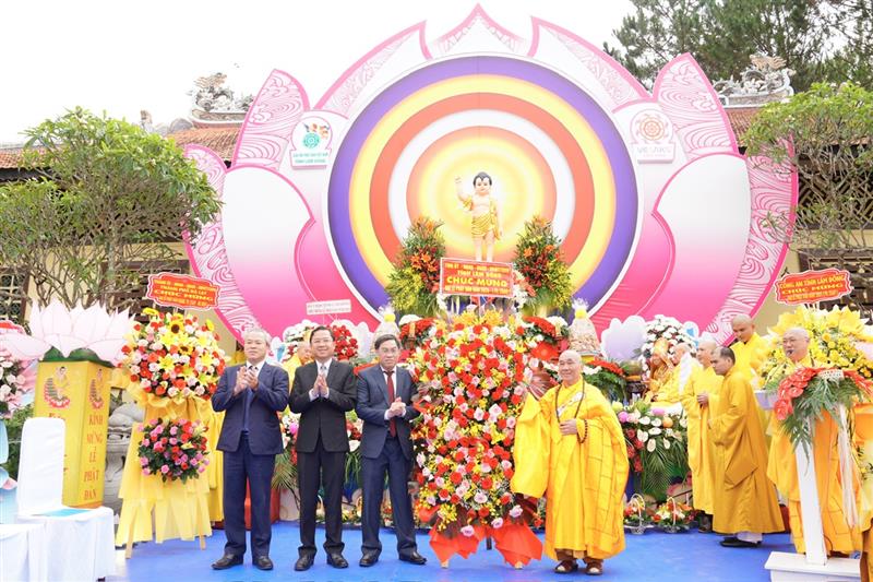 Lãnh đạo tỉnh Lâm Đồng tặng hoa chúc mừng Đại lễ Phật đản 2025