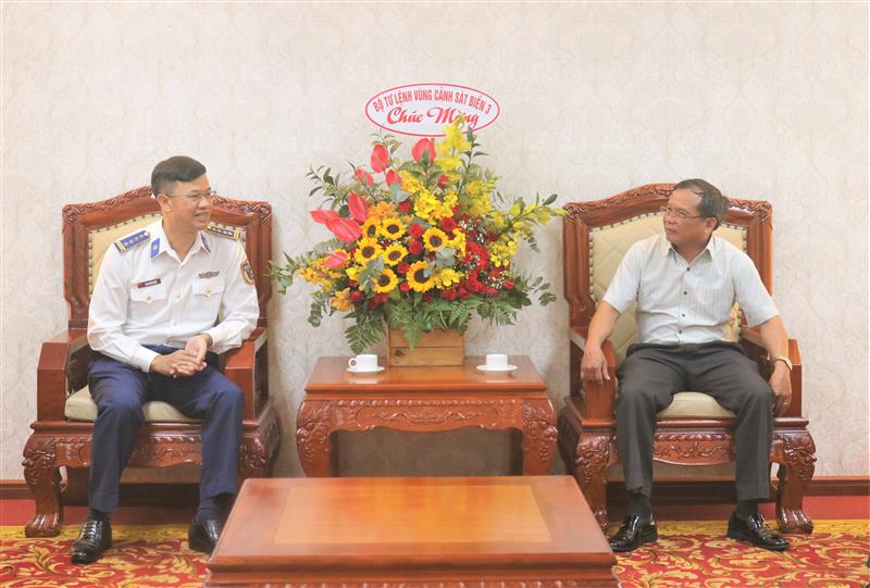 Lãnh đạo Bộ Tư lệnh Vùng Cảnh sát biển 3 và Ban Tuyên giáo và Dân vận Tỉnh ủy thông tin về tình hình phối hợp trong thời gian qua