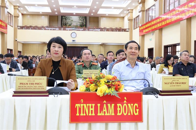 Đồng chí Nguyễn Thái Học - Quyền Bí thư Tỉnh ủy và đồng chí Phạm Thị Phúc - Phó Bí thư Thường trực, Chủ tịch HĐND tỉnh dự hội nghị tại điểm cầu Hội trường Tỉnh ủy