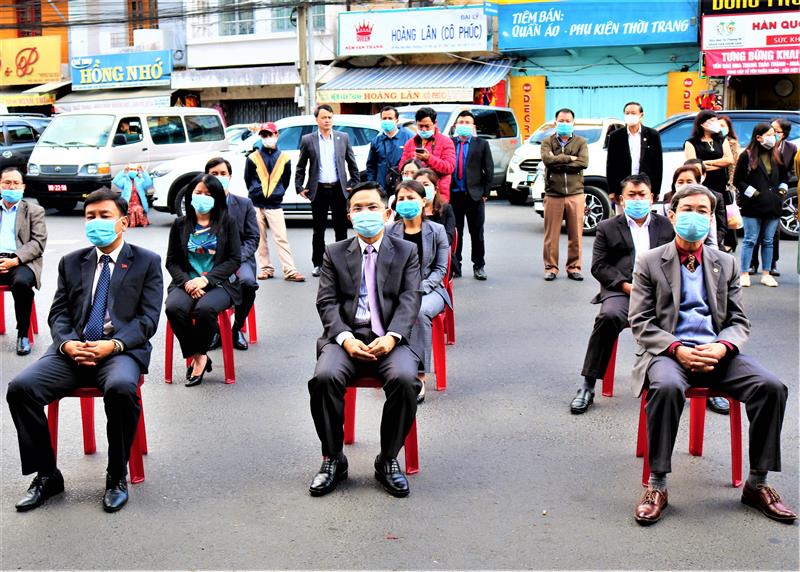 Đại biểu tham dự và đeo khẩu trang phòng dịch